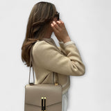 Klasický svetr s ozdobnými kapsami