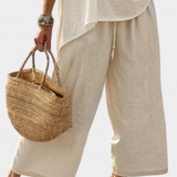 Celkový minimalistický Daisy v přírodních odstínech s oversized tričkem a volnými kalhotami pro jednoduchý a elegantní styl